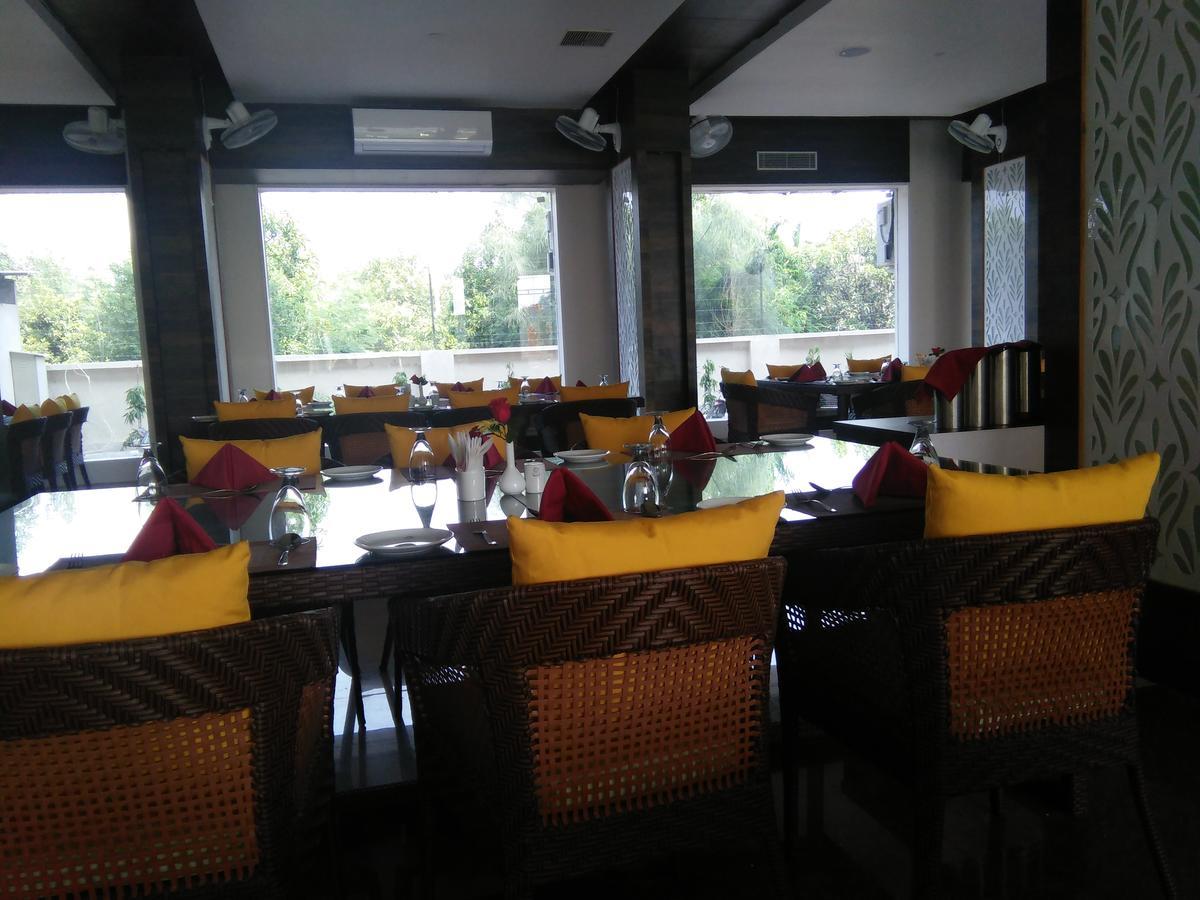 Silver Estate Resort Tikamgarh Luaran gambar